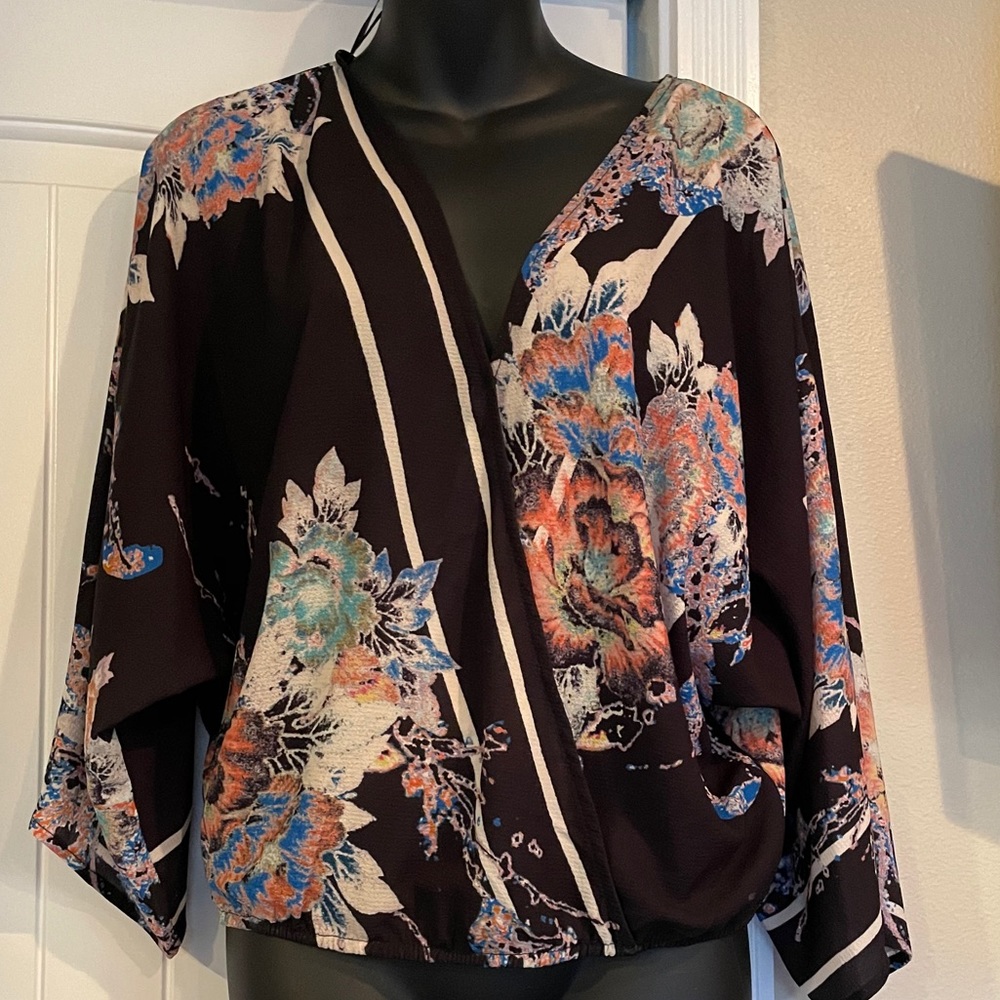 🌺Gorgeous Floral Flying Tomato Beautiful Blouse - Picture 9 of 9